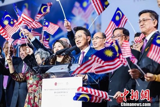 在10月23日的闭幕式上，大会宣布2021年第16届世界华商大会将由马来西亚中华总商会主办。图为10月23日，英国中华总商会和马来西亚中华总商会举行交旗仪式现场。中新社发 王渊欣 摄
